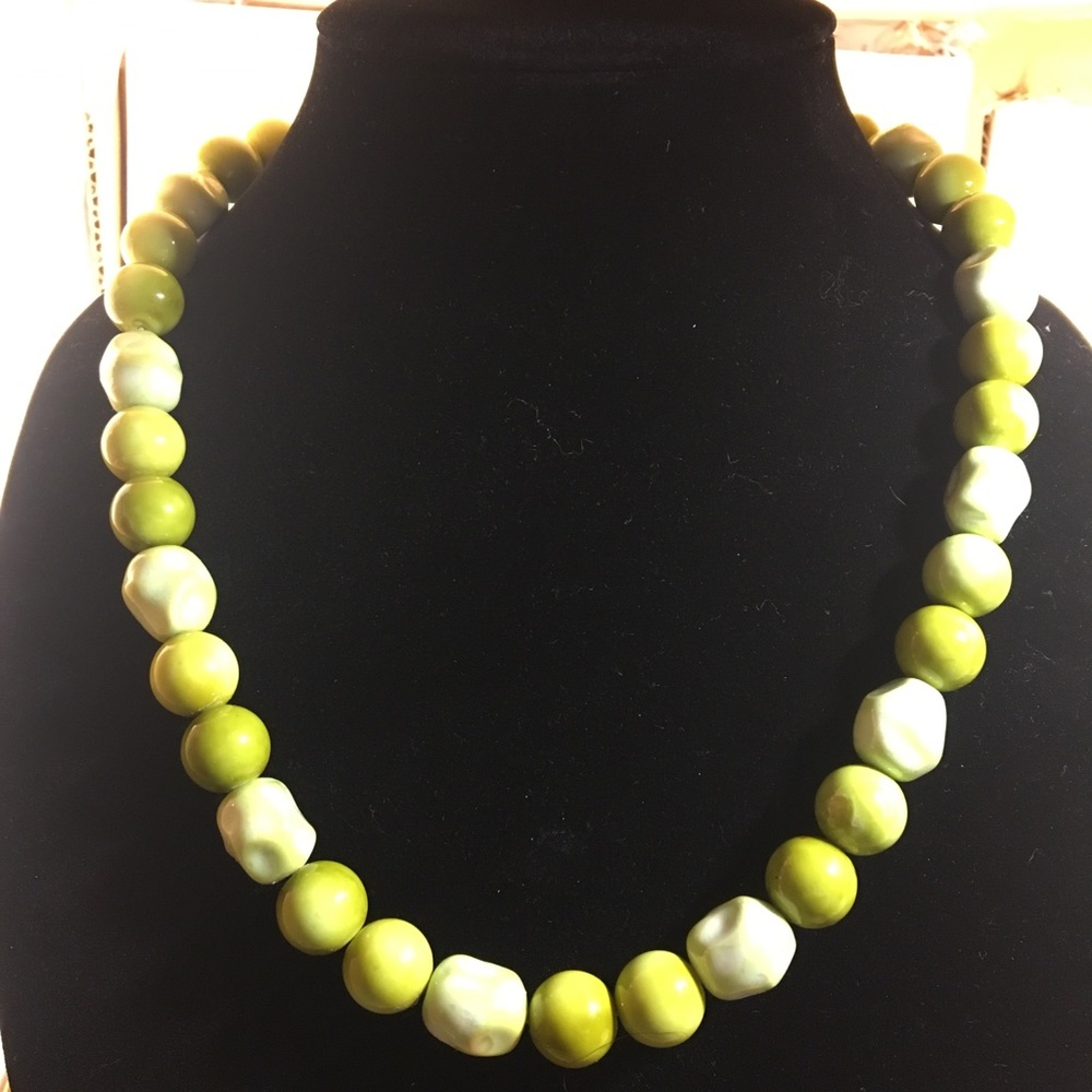 Vintage Apple Green Bead Necklace w/ Button Clasp